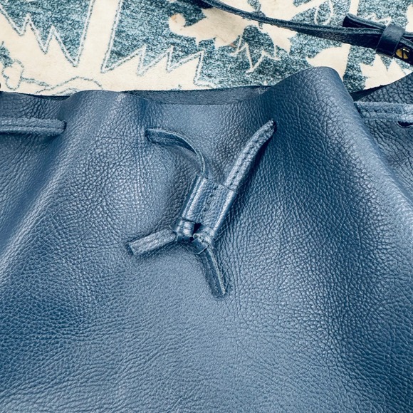 Mark & Graham Navy Blue Bucket Bag 100% leather - Picture 2 of 6